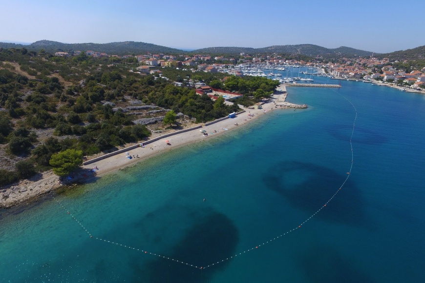 Plaža Lučica i mjesto Jezera