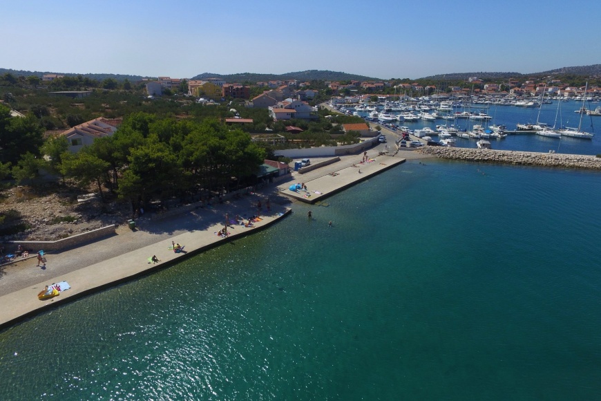 Blokovi za sunčanje na plaži Lučica