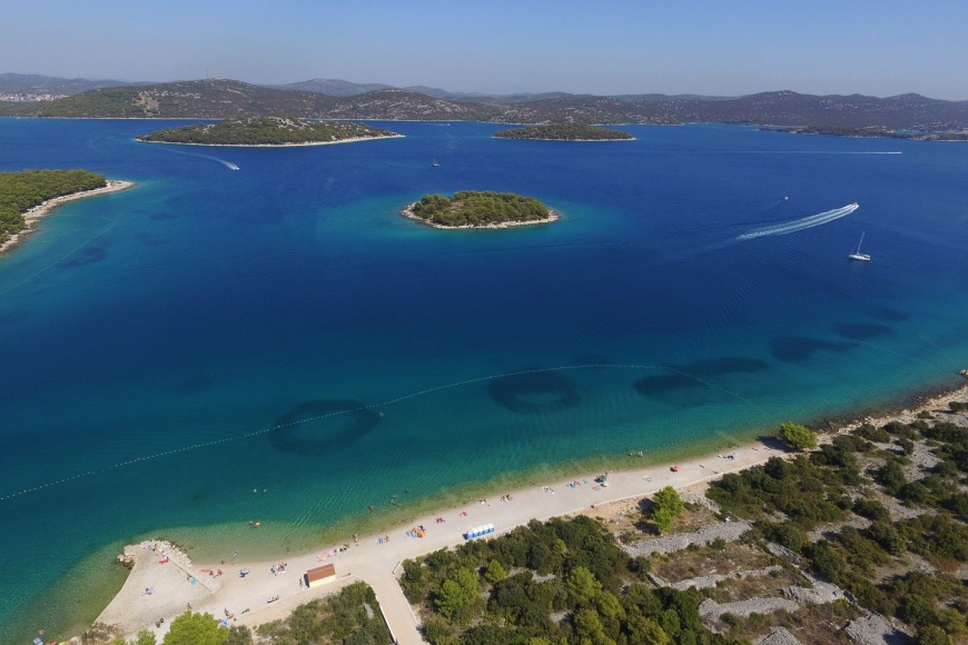 Plaža Lučica i otočići ispred Jezera
