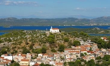 Crkvica Sv. Roko i stari dio Murtera